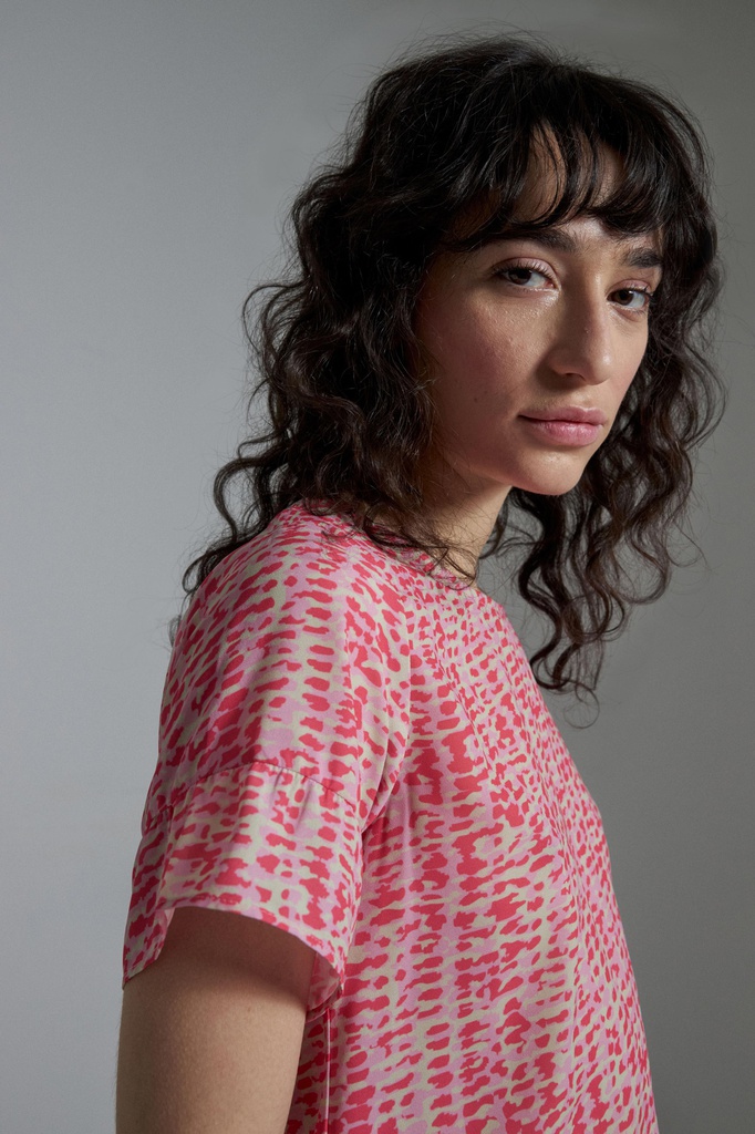 L156GBH6 BLUSA ESTAMPADA CON VOLADO