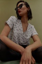 L146GBH7 BLUSA ESCOTE V ESTAMPADA