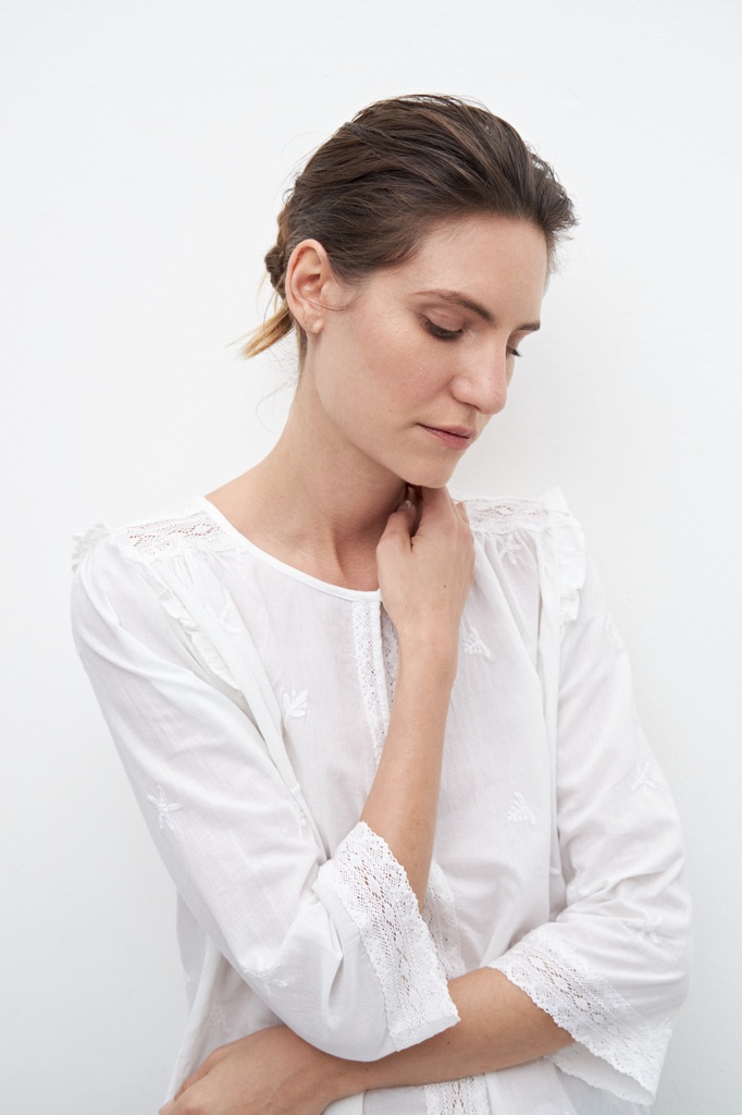 L158GBL5 BLUSA ROMANTICA CON BORDADOS