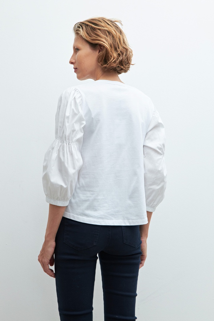 L160GTT4 REMERA CON MANGAS ABULLONADAS