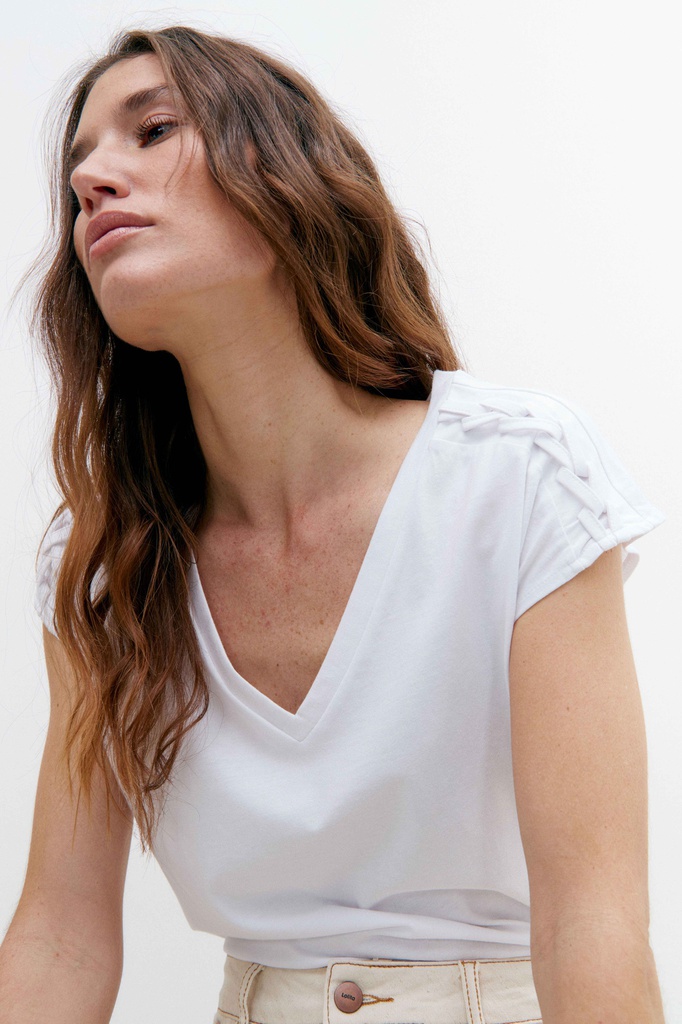 L145GTH4 REMERA ESCOTE V CON TRENZADO EN HOMBROS