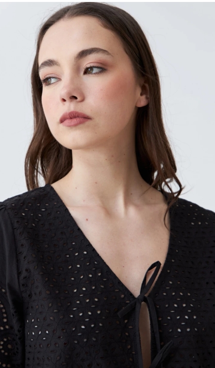 L167GBH4 BLUSA DE BRODERIE CON LAZOS