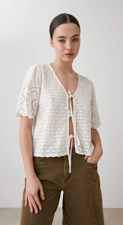 L167GBH4 BLUSA DE BRODERIE CON LAZOS