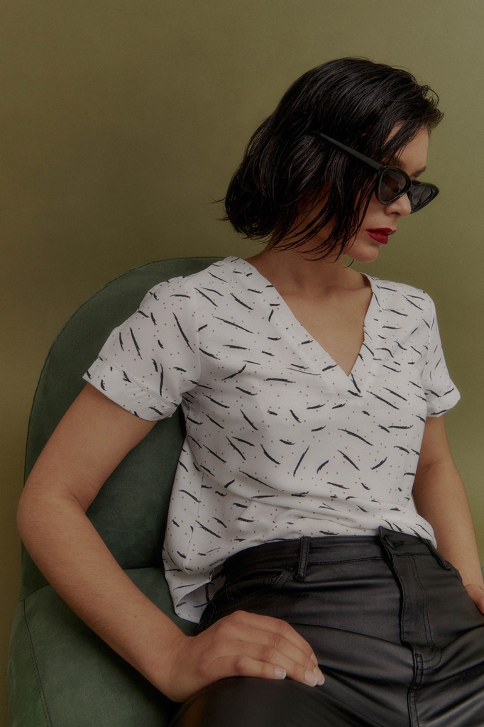 L146GBH7 BLUSA ESCOTE V ESTAMPADA