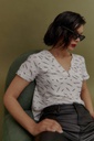 L146GBH7 BLUSA ESCOTE V ESTAMPADA