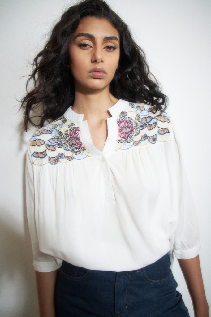 L148GBT2 BLUSA CON BORDADO MULTICOLOR