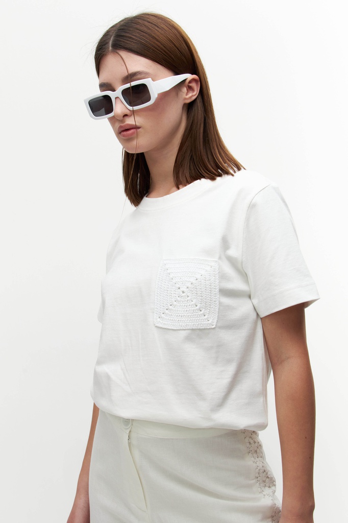 L148GTH3 REMERA ESCOTE BASE CON BOLSILLO DE CROCHET
